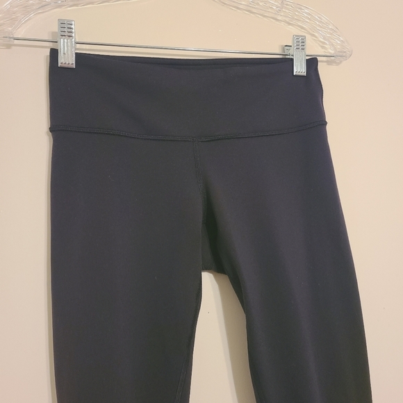 Lululemon | Women's Classic Black Align Cropped Workout Leggings (Size 4) - Picture 3 of 10